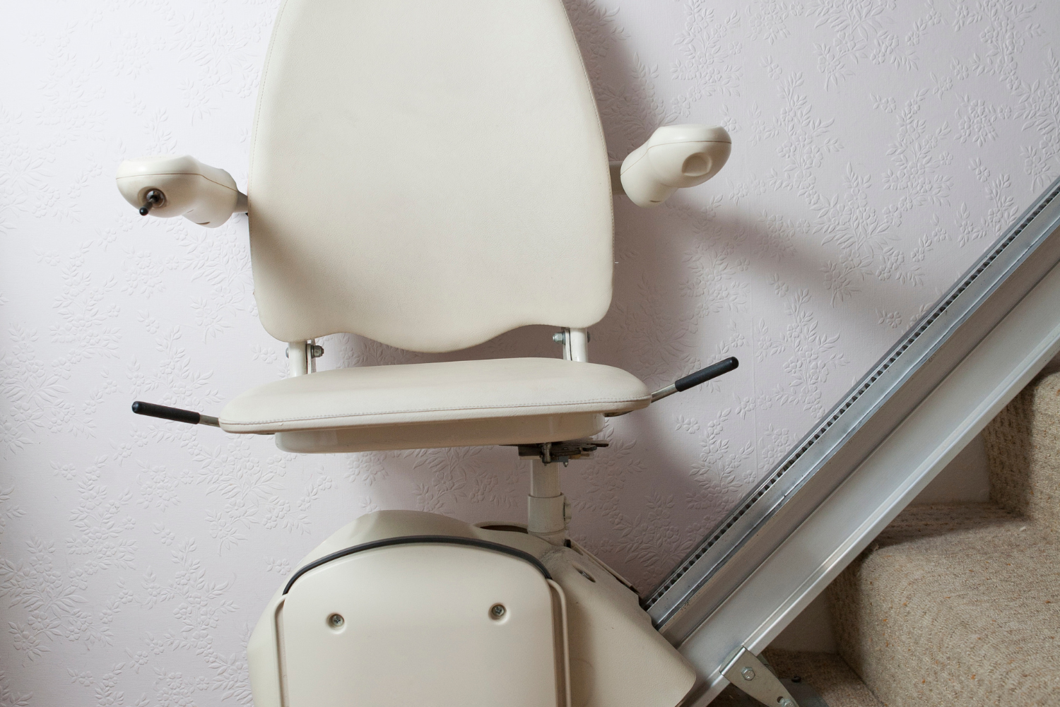 Benieuwd of jouw trap geschikt is voor een traplift en hoeveel ruimte je precies nodig hebt? Vraag dan vrijblijvend een offerte of gratis huisbezoek aan. Zo krijg je professioneel advies en weet je direct wat er mogelijk is in jouw situatie.